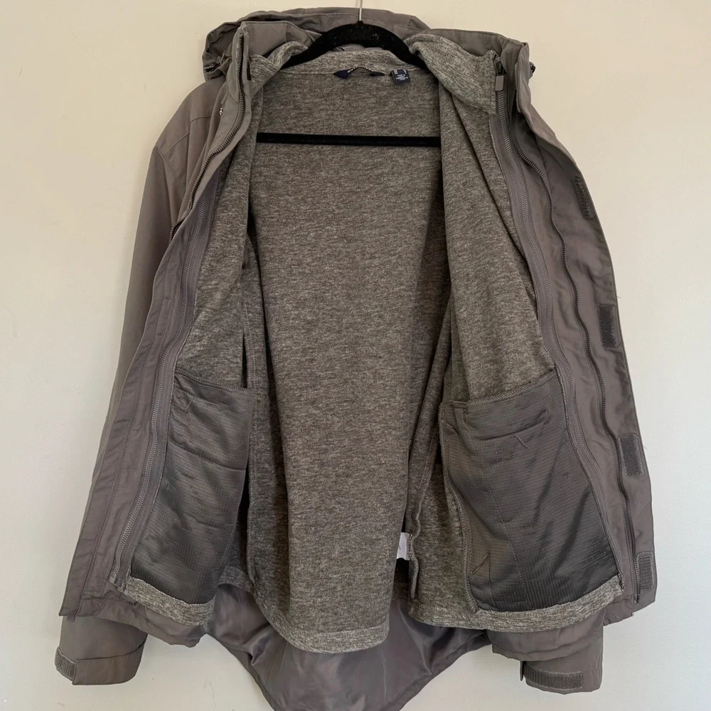Men’s Lands End 3 in 1 winter Jacket. Size Medium. Gray - Picture 2 of 8